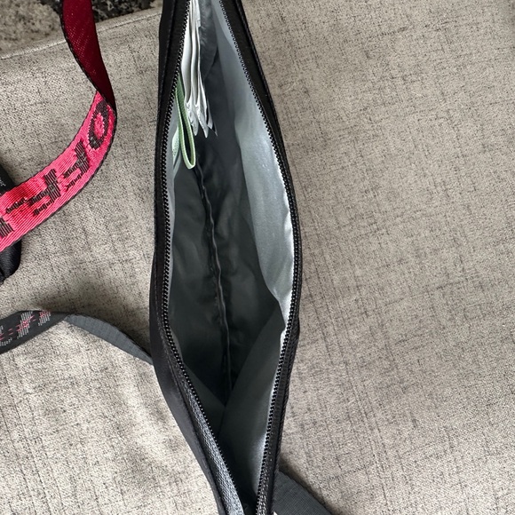 Off White Gore-Tex crossbody bag - Picture 6 of 8